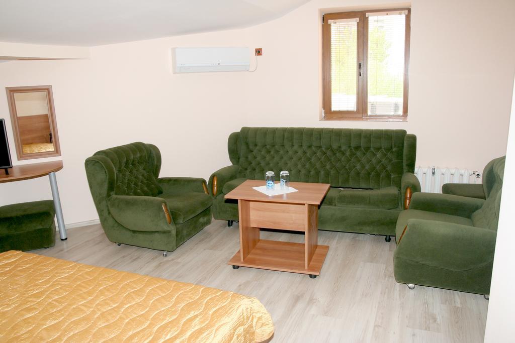 Interrum Hotel Razgrad Habitación foto